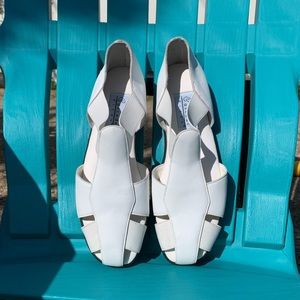 VINTAGE White leather loafers EUC size 7.5 🤍🐚